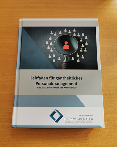 Buch Leitfaden für ganzheitliches Personalmanagement auf einem Tisch liegend