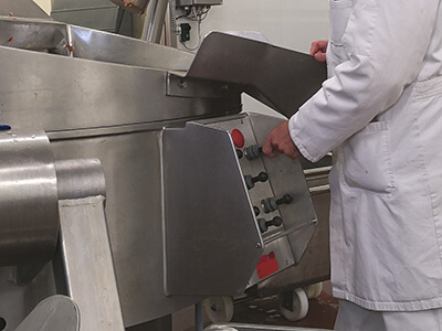 Ein Mitarbeiter überprüft das Mischverhältnis an einer Mischmaschine